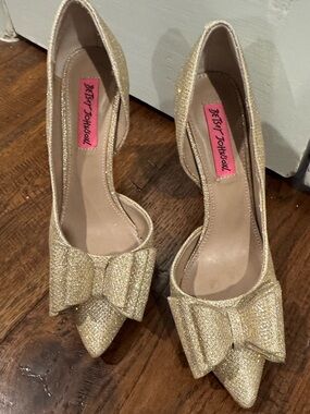 Betsey Johnson Metallic Gold Pointed Bow Pumps